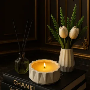 3’lü Dekor Set – Dekor Kapta Beyaz İnci Kumu Mum, Dekoratif Saksı ve Oda Kokusu